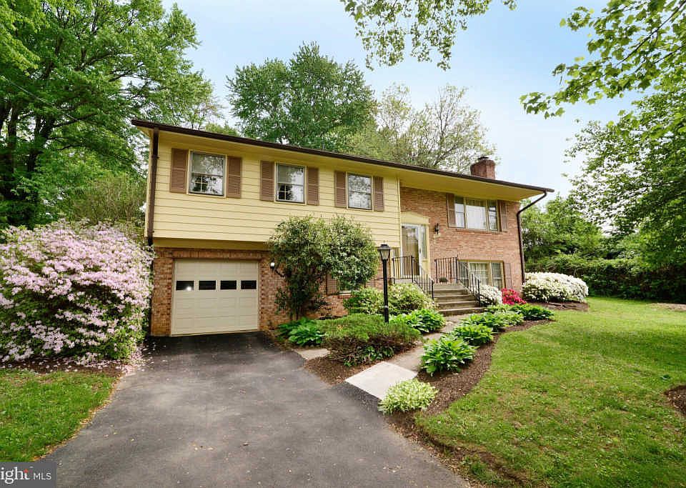 1st image of 2441 Carey Ln