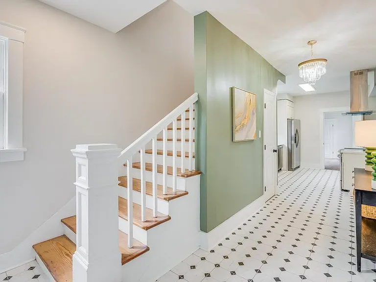 1008 E Waldburg St — Photo 8