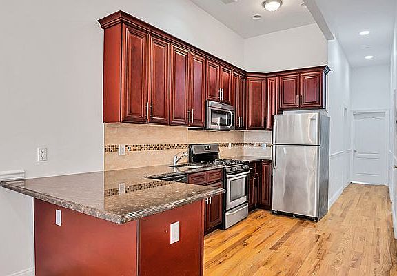 2nd image of 107 W 118th St