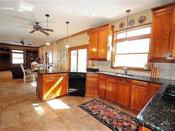 3rd image of 231 Hawthorne Dr
