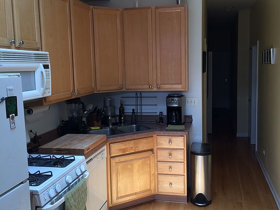 3rd image of 827 W Lawrence Ave APT 3S