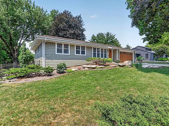 3rd image of 615 Sussex Dr