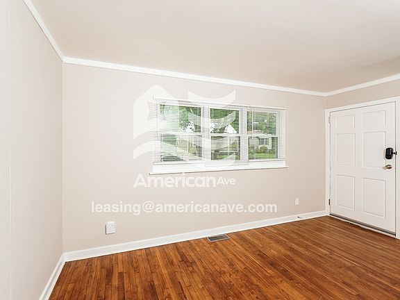 1323585_004_living_room_12867751.jpg