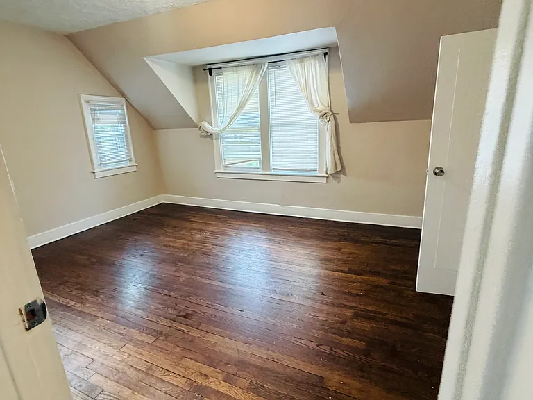 1007 Premont Ave — Photo 11