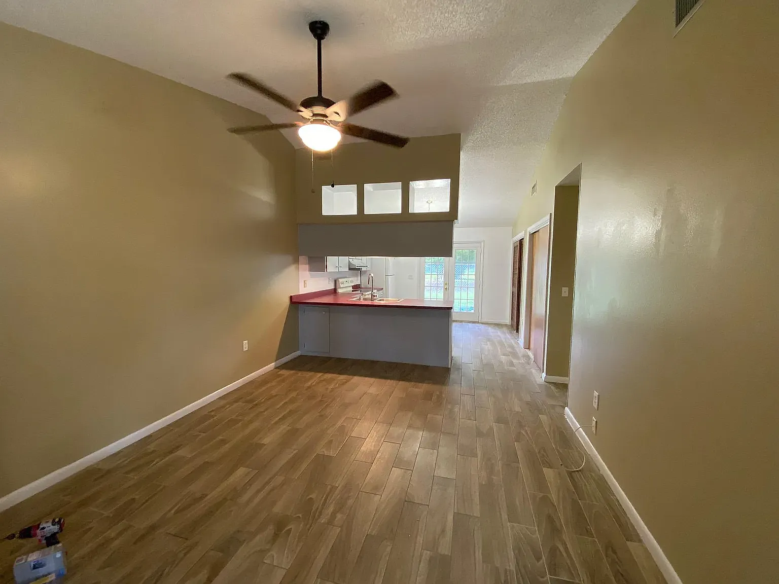 2 bed, 1000 sqft, $1,350 — Photo 2