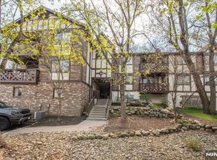 802 Thoreau Ct, Mahwah, NJ 07430