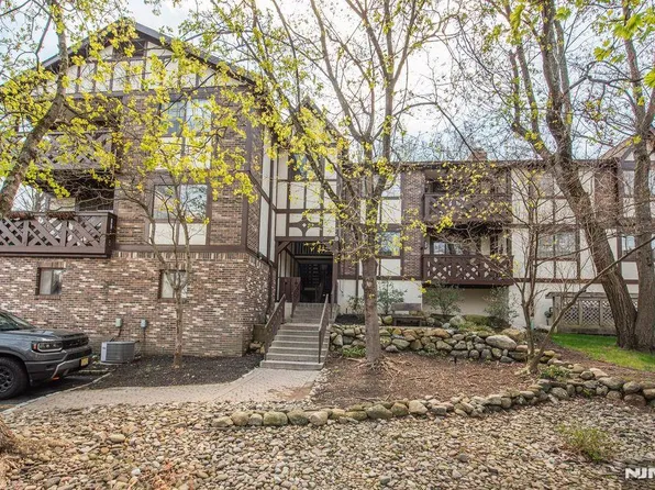 802 Thoreau Ct, Mahwah, NJ 07430