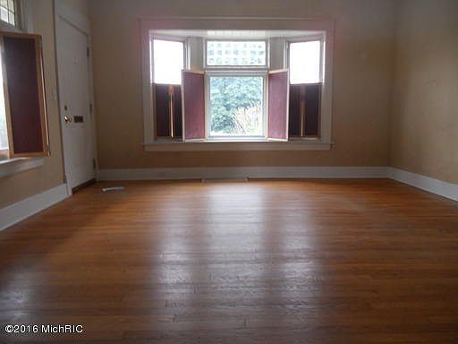 3rd image of 1565 Lake Dr SE