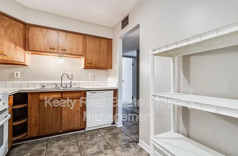 211 Versailles Blvd #10 — Photo 10