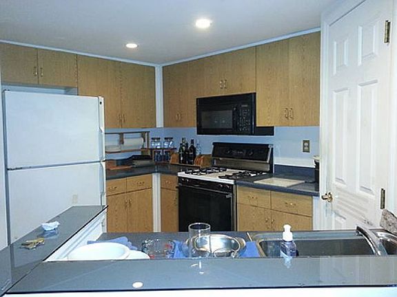 3rd image of 170-190 Schofield St APT 3O