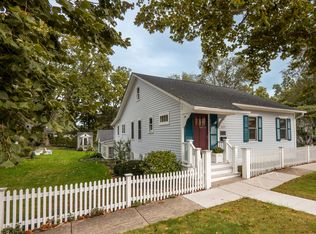 227 S 2nd St, Geneva, IL 60134
