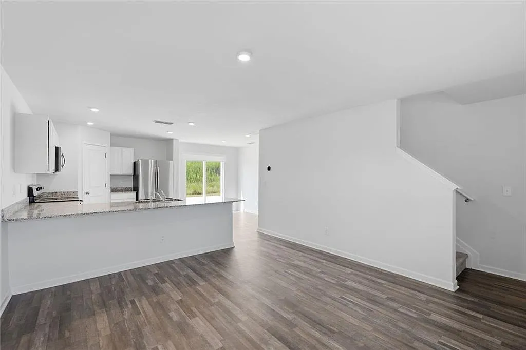 4 bed, 3.0 bath, 1774 sqft, $2,500 — Photo 4