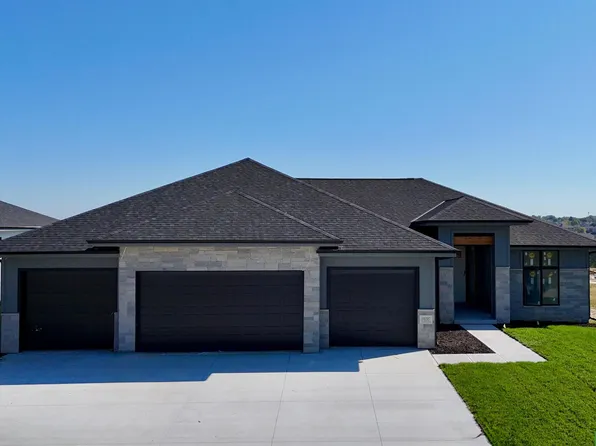 10707 S 220th St, Gretna, NE 68028