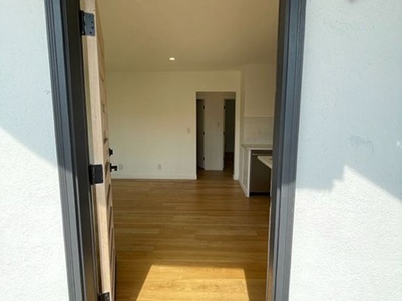 5th image of 1491 Scott Ave #1