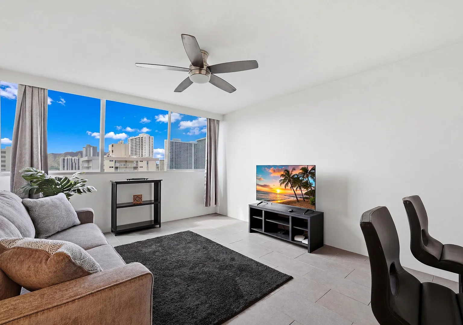 Waikiki Penthouse | Walk to Beach — Photo 2