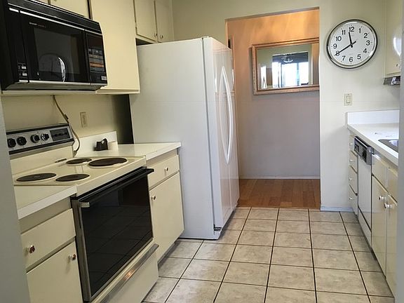 3rd image of 2522 Clairemont Dr Unit 207