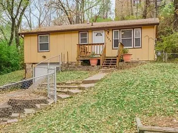 1025 Suntree Pl, Kansas City, KS 66103