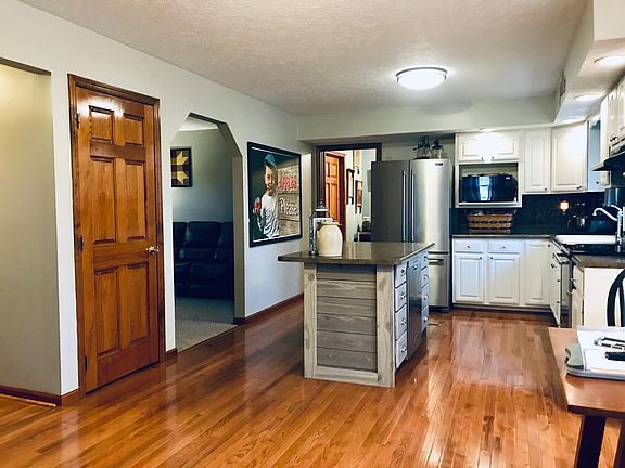 5th image of 76 Rolling Meadows Dr