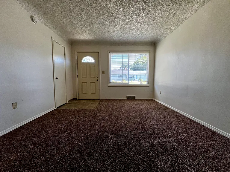 2608 Bonnie Doon Ave — Photo 3