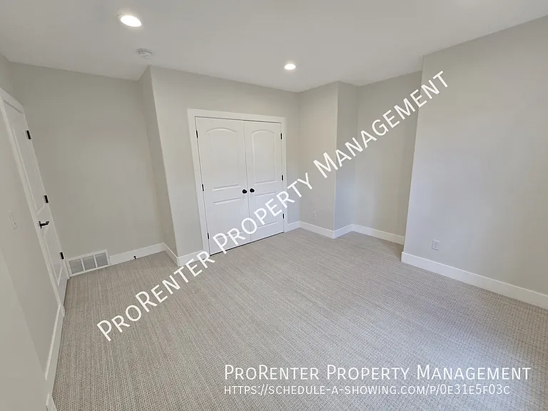 843 Eaglepointe Dr — Photo 45