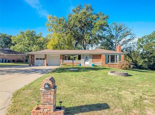 32 Grand Circle Dr, Maryland Heights, MO 63043