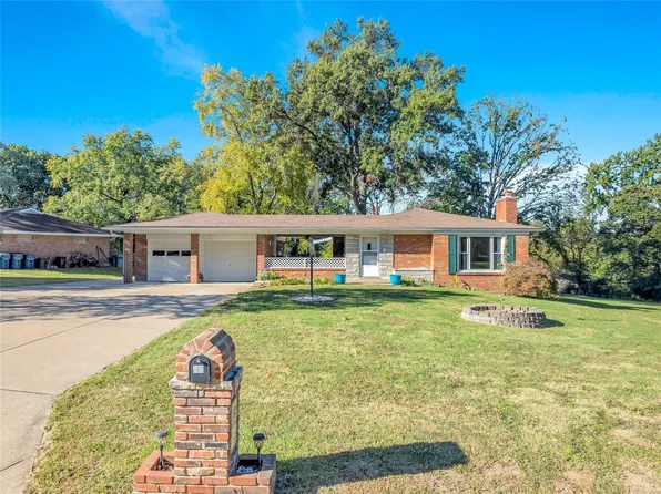 32 Grand Circle Dr, Maryland Heights, MO 63043