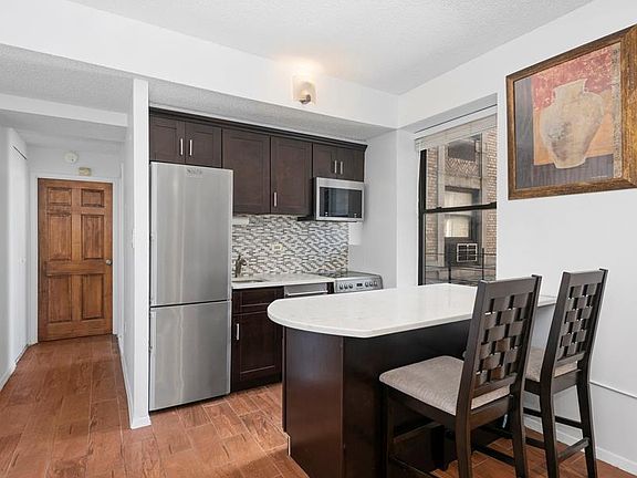 4th image of 150 W 51st St APT 1917