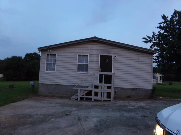110 Brighton Dr — Photo 2