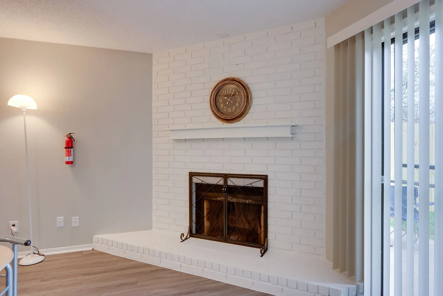 3 bed, 2.0 bath, 1291 sqft, $6,024 — Photo 4