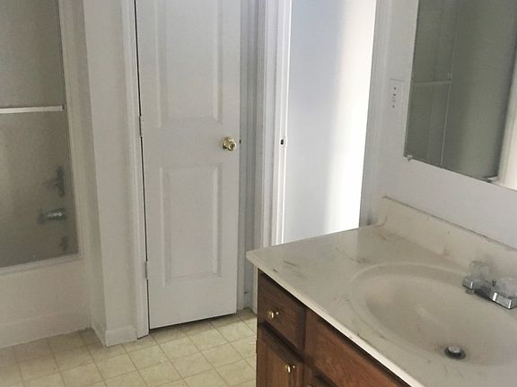 5th image of 625 Walnut St