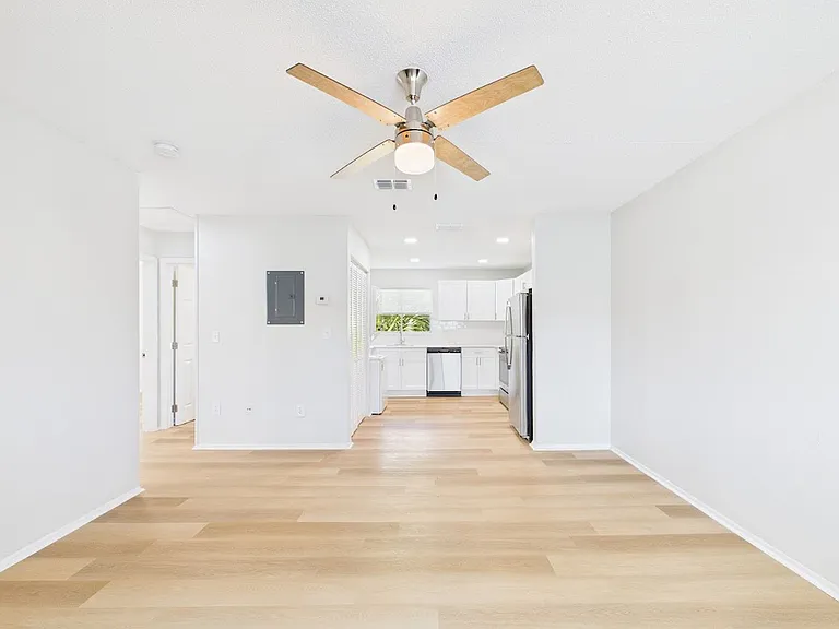 101 W Seminole Ave — Photo 5