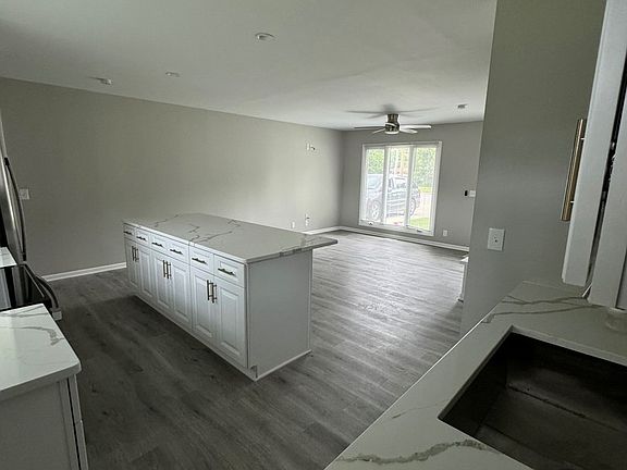5th image of 106 Circle Dr E