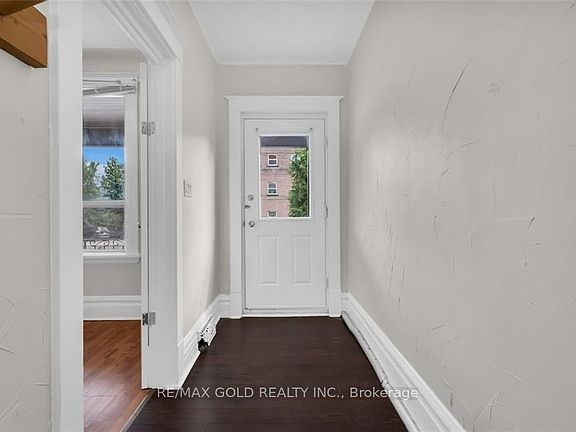 2nd image of 746 King St W