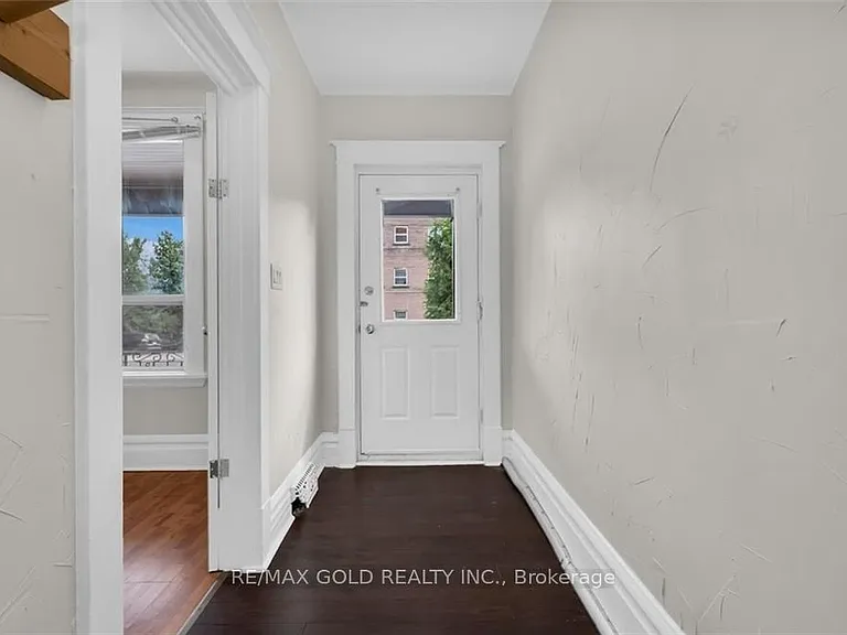 746 King St W — Photo 2