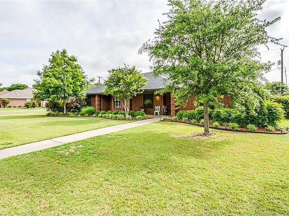 2nd image of 1601 Hyde Park Blvd
