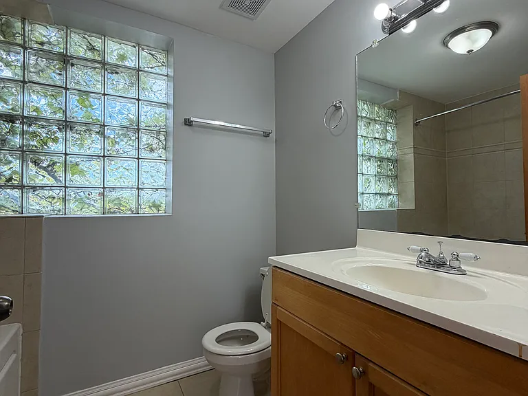 2702 W Warren Blvd #1 — Photo 16