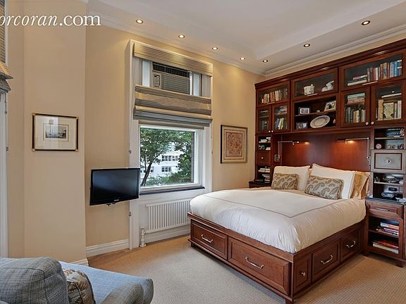 3rd image of 140 W 69th St APT 42