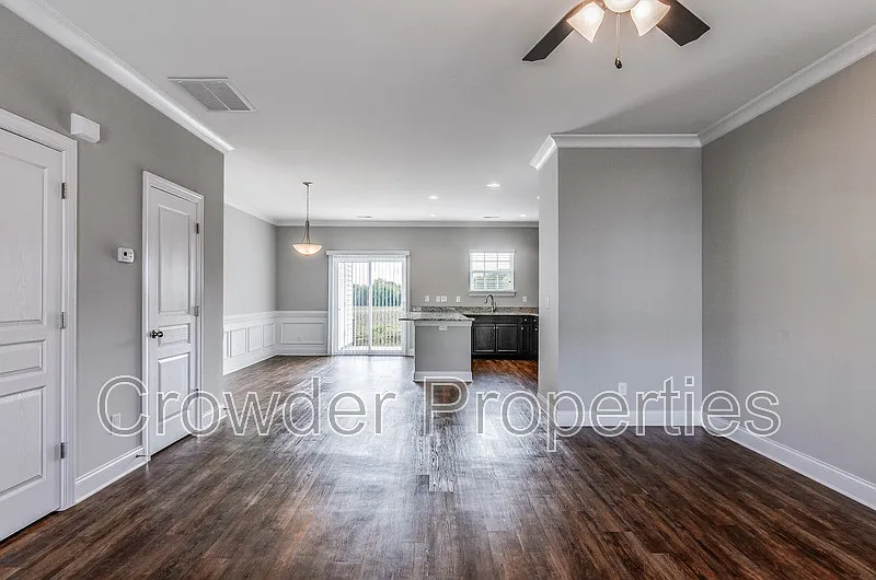 3 bed, 2.5 bath, 1515 sqft, $1,800 — Photo 2