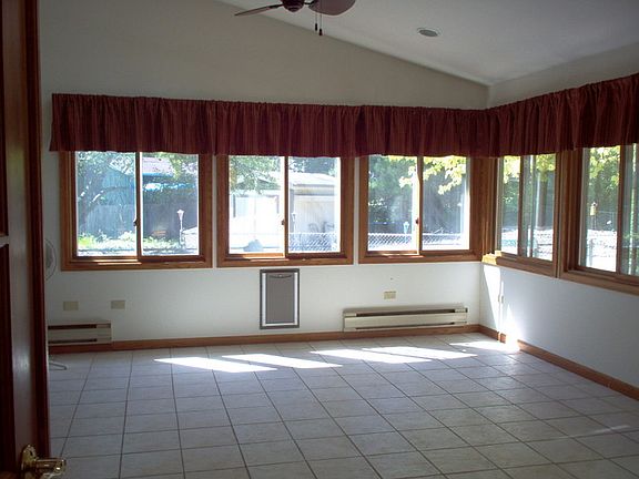 sunroom with vaulted ceiling