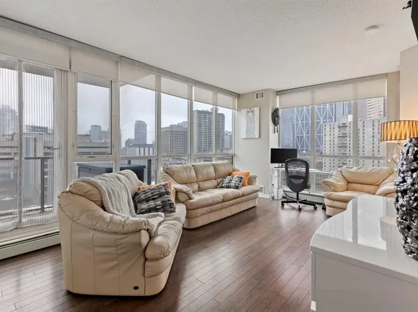 325 S 3rd St SE #807, Calgary, AB T2G 0T9