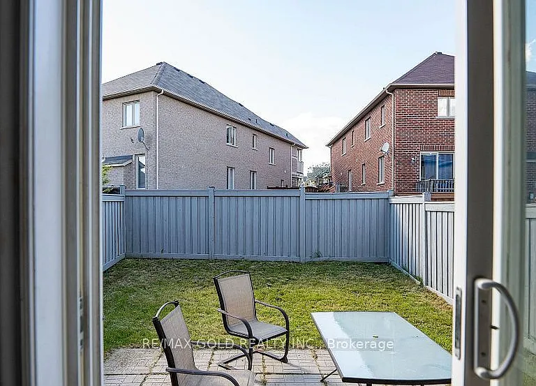 11 Vanderpool Cres #1 — Photo 9