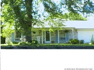 717 Holiday Ln, Claremore, OK 74017