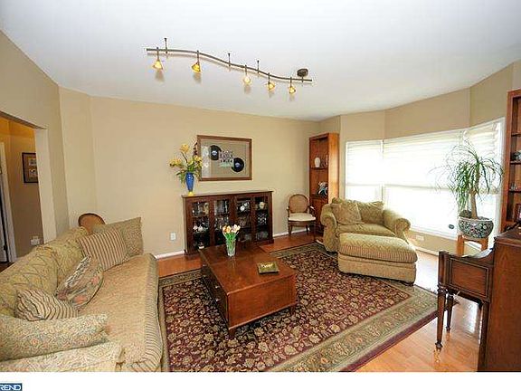 3rd image of 89 Saratoga Dr