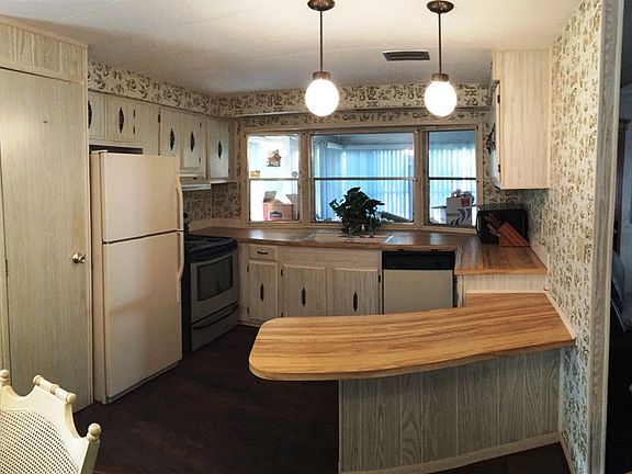 5th image of 411 Caviller Ct