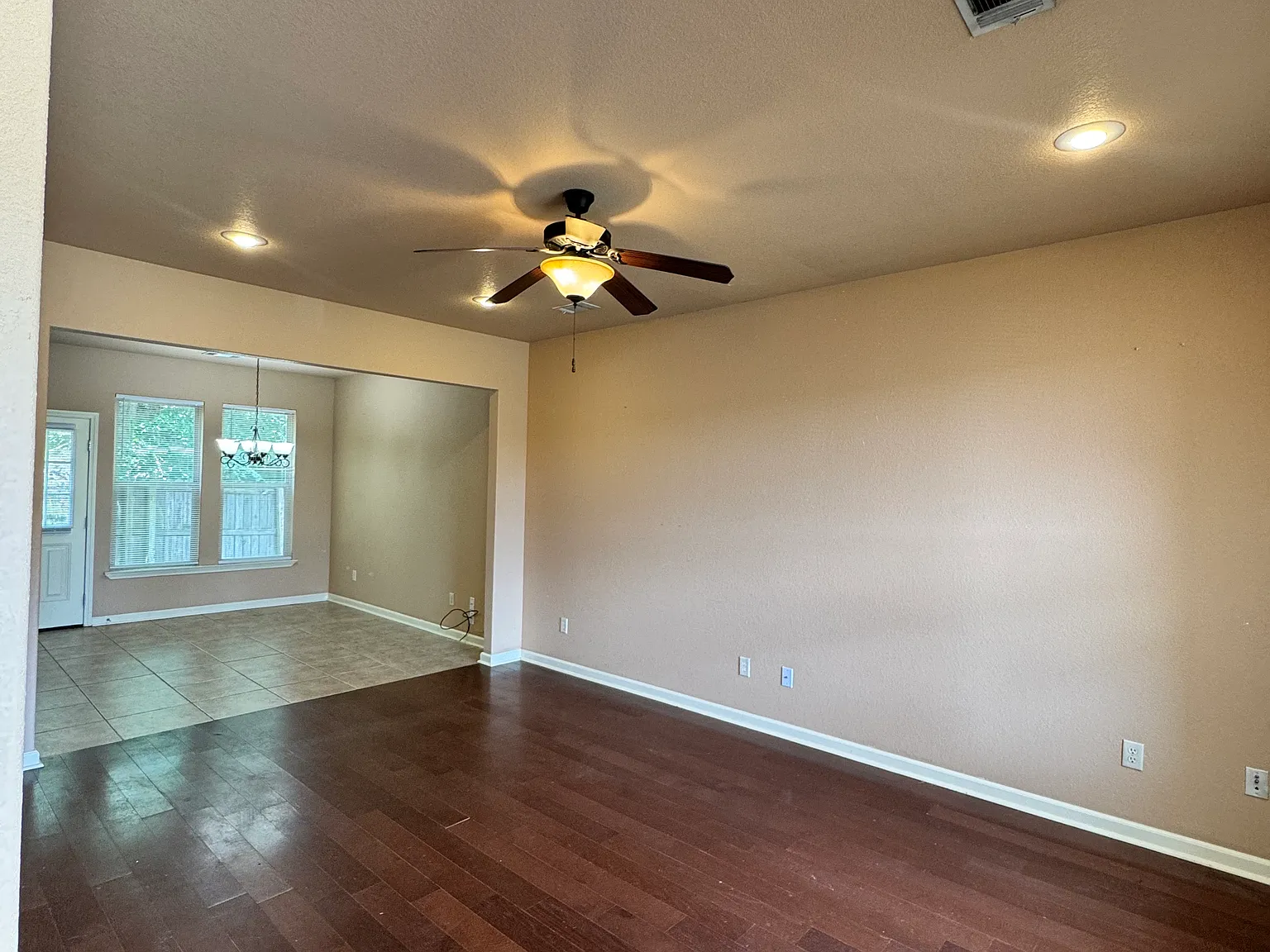 3 bed, 2.5 bath, 1437 sqft, $1,500 — Photo 2