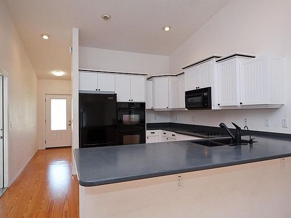 4th image of 210 W Canal Dr
