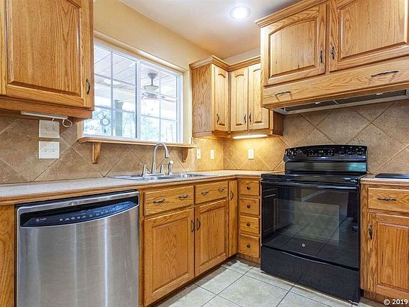 4th image of 6579 SE 82nd Ave