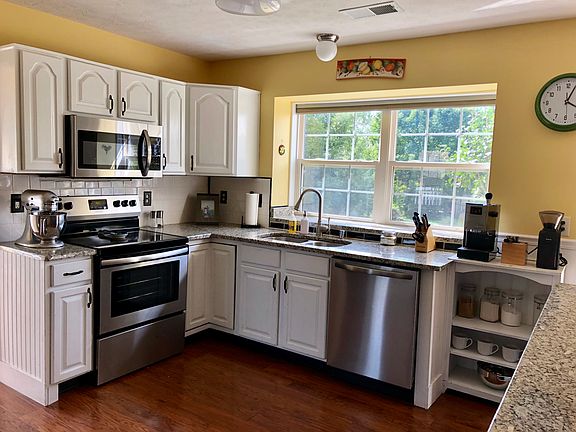 4th image of 3877 Landridge Dr