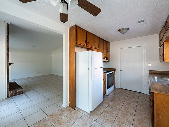 3rd image of 8173 Magnolia Dr