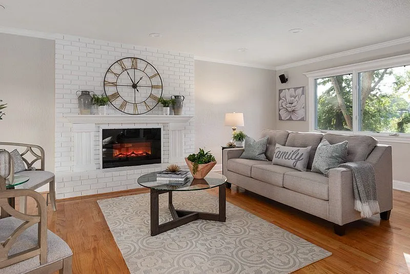 640 Logan Ln photo 1